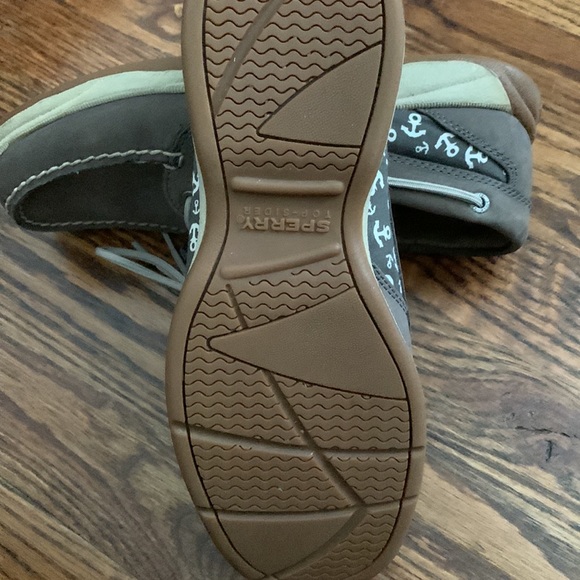 Sorry womens topsides - Picture 6 of 8